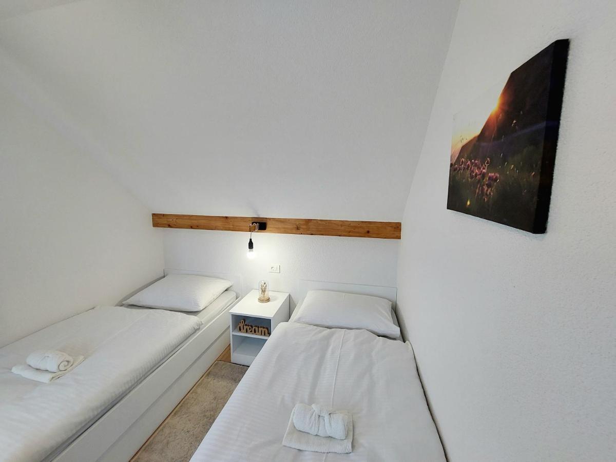 Apartments & Rooms Velebit Lovinac  Eksteriør billede